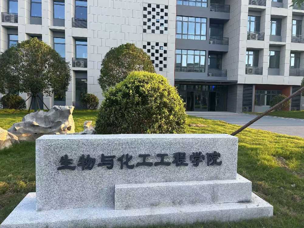 兴宾区扬州职业大学体育场高杆灯项目